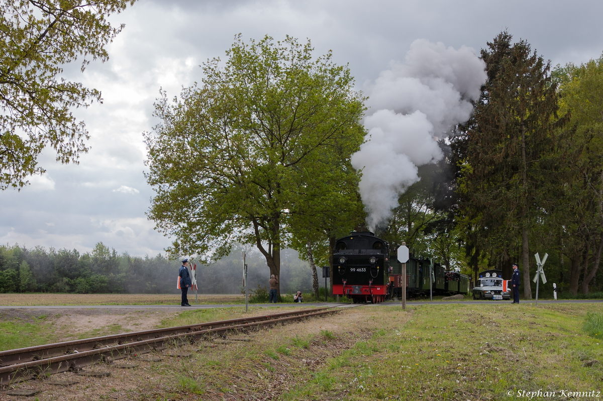99 4633 der Rügenschen Bäderbahn gastierte im Mai 2015 bei der Prignitzer Kleinbahnmuseum Lindenberg e. V.  Pollo  und war mit dem Zug 8075 von Lindenberg nach Mesendorf am Haltepunkt Vettin Hp anzutreffen. 14.05.2015