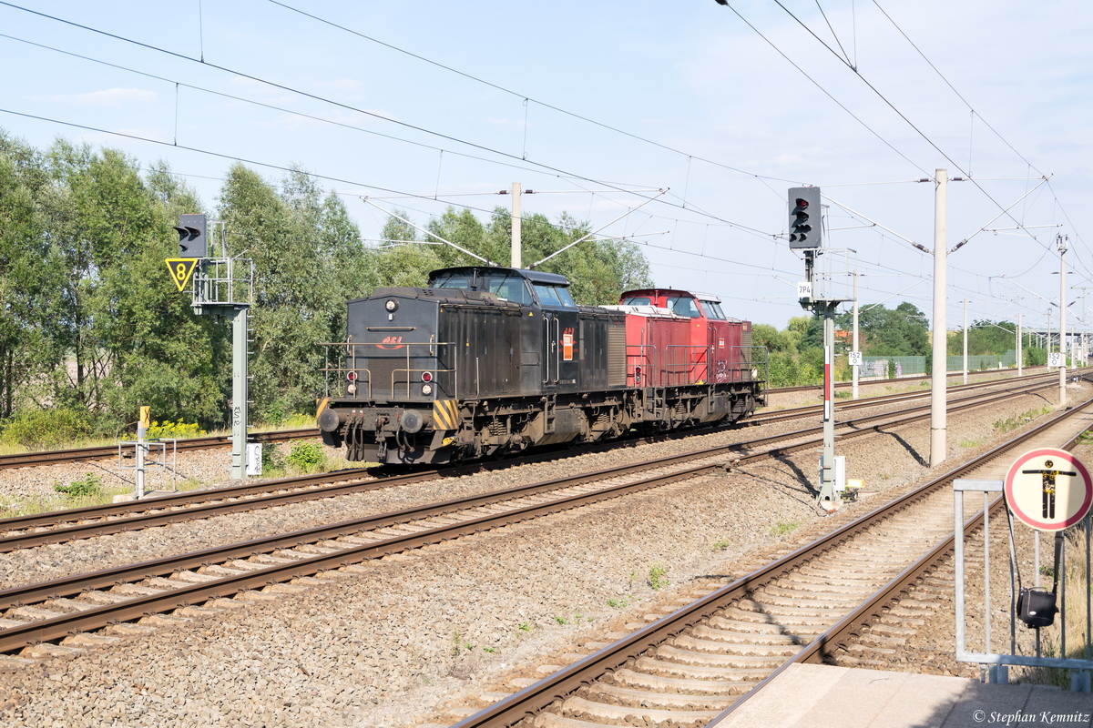 BBL 07 (203 148-2) BBL Logistik GmbH mit der Wagenlok 203 121-9 in Buschow und fuhr weiter in Richtung Rathenow. 20.08.2015