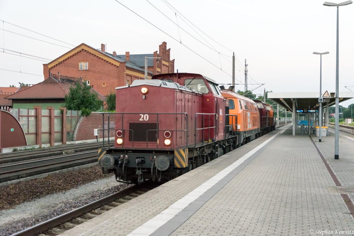 BBL 09 (203 122-7) BBL Logistik GmbH mit der Wagenlok BBL 17 (225 099-1) und zwei unbekannten BBL V 100´s, bei der Durchfahrt in Rathenow und fuhr weiter in Richtung Stendal. 11.08.2015