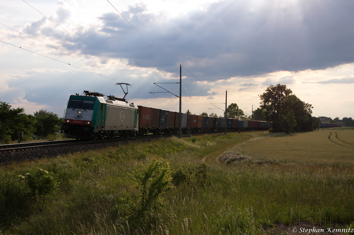 E 186 242-4 ITL - Eisenbahngesellschaft mbH mit einem Containerzug aus Richtung Salzwedel kommend in Stendal. 26.05.2014