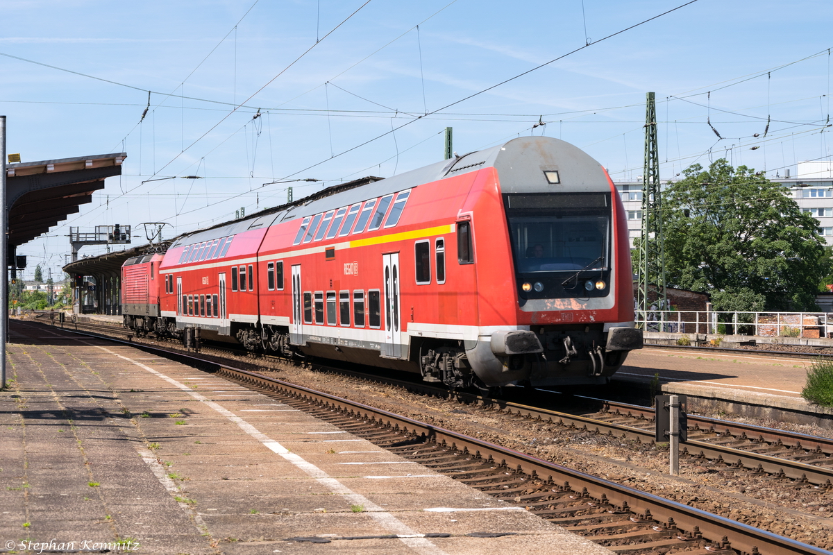 Eine Dostos Leergarnitur kam durch Magdeburg-Neustadt gefahren und es ging in Richtung Biederitz weiter. Geschoben hatte die 143 285-5. 17.06.2015