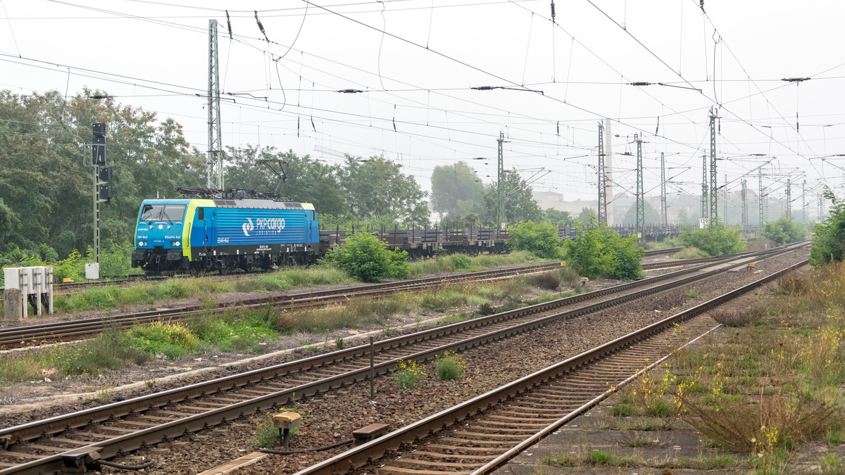 ES 64 F4 - 842 (189 842-8) MRCE Dispolok GmbH für PKP Cargo  EU45-842  mit einem PKP-Cargo Samms Ganzzug in Magdeburg-Neustadt und fuhr weiter in Richtung Hauptbahnhof. 12.09.2015