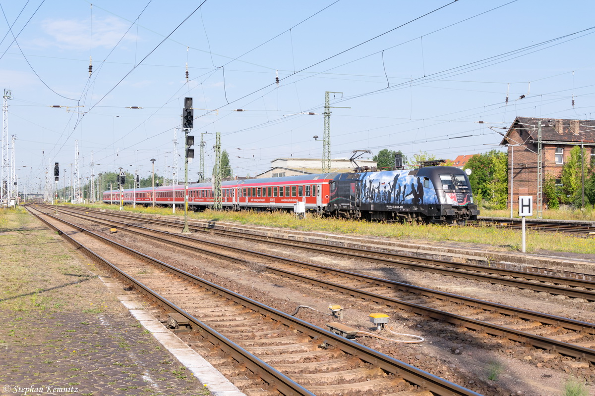 ES 64 U2 - 009  Europa ohne Grenzen  (182 509-0) MRCE Dispolok GmbH für DB Regio AG mit dem IRE  Berlin-Hamburg-Express  (IRE 18093) von Hamburg Hbf nach Berlin Ostbahnhof, bei der Einfahrt in Stendal. 07.08.2015