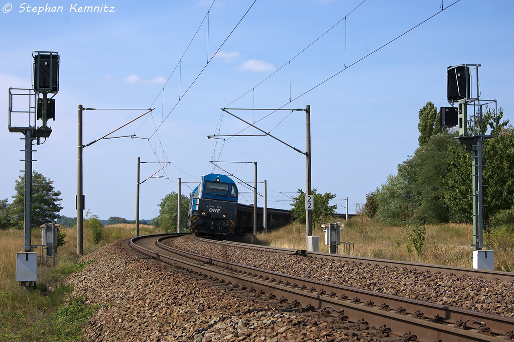 Fz. 1033 (273 005-9) Alpha Trains fr OHE Cargo GmbH mit einem Zellstoffzug aus Niedergrne und musste in Stendal(Wahrburg) am rotem Signal stehen. Dann ging es weiter zum Gterbahnhof. 22.08.2013
