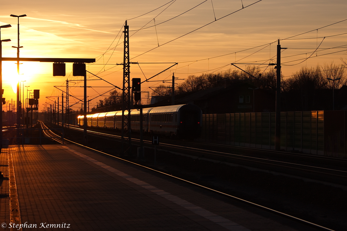 IC 140 von Berlin Ostbahnhof nach Amsterdam Centraal, bei der Durchfahrt in Rathenow und fuhr gezogen von einer 120er den Sonnenuntergang entgegen. 20.02.2014
