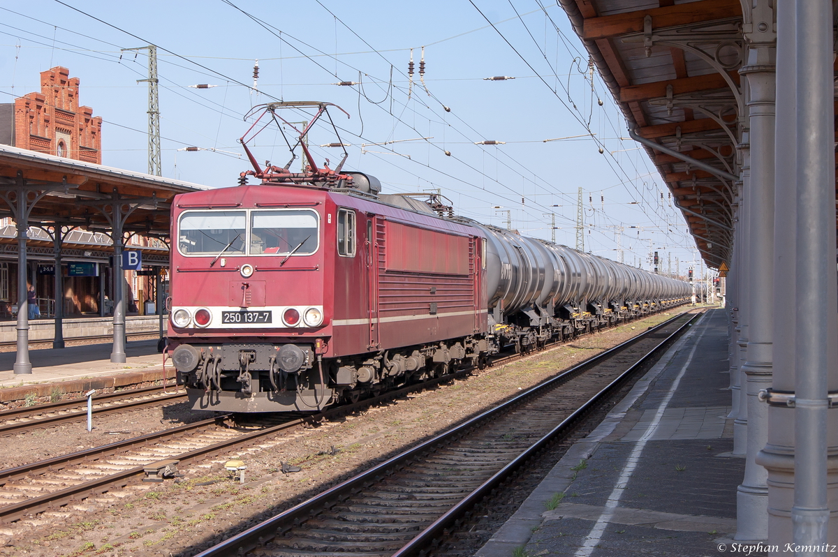 LEG 250 137-7 (155 137-3) Leipziger Eisenbahnverkehrsgesellschaft mbH mit einem Kesselzug  Dieselkraftstoff oder Gasöl oder Heizöl (leicht)  in Stendal und fuhr weiter in Richtung Salzwedel. 15.04.2015