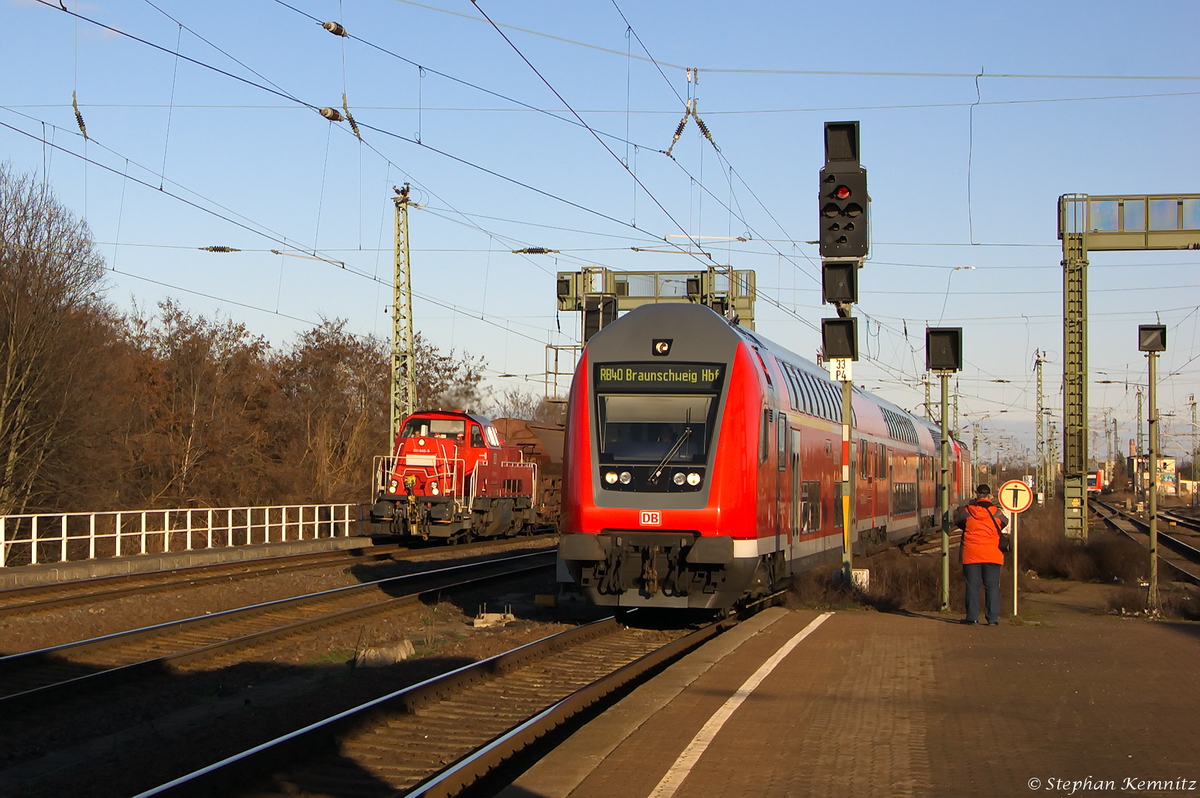RB40 (RB 17920) von Burg(Magdeburg) nach Braunschweig Hbf, bei der Einfahrt in Magdeburg-Neustadt und geschoben hatte die 114 024-3. Zur gleichen Zeit fuhr 261 045-9 DB Schenker Rail Deutschland AG mit einem Güterzug durch. 13.01.2015