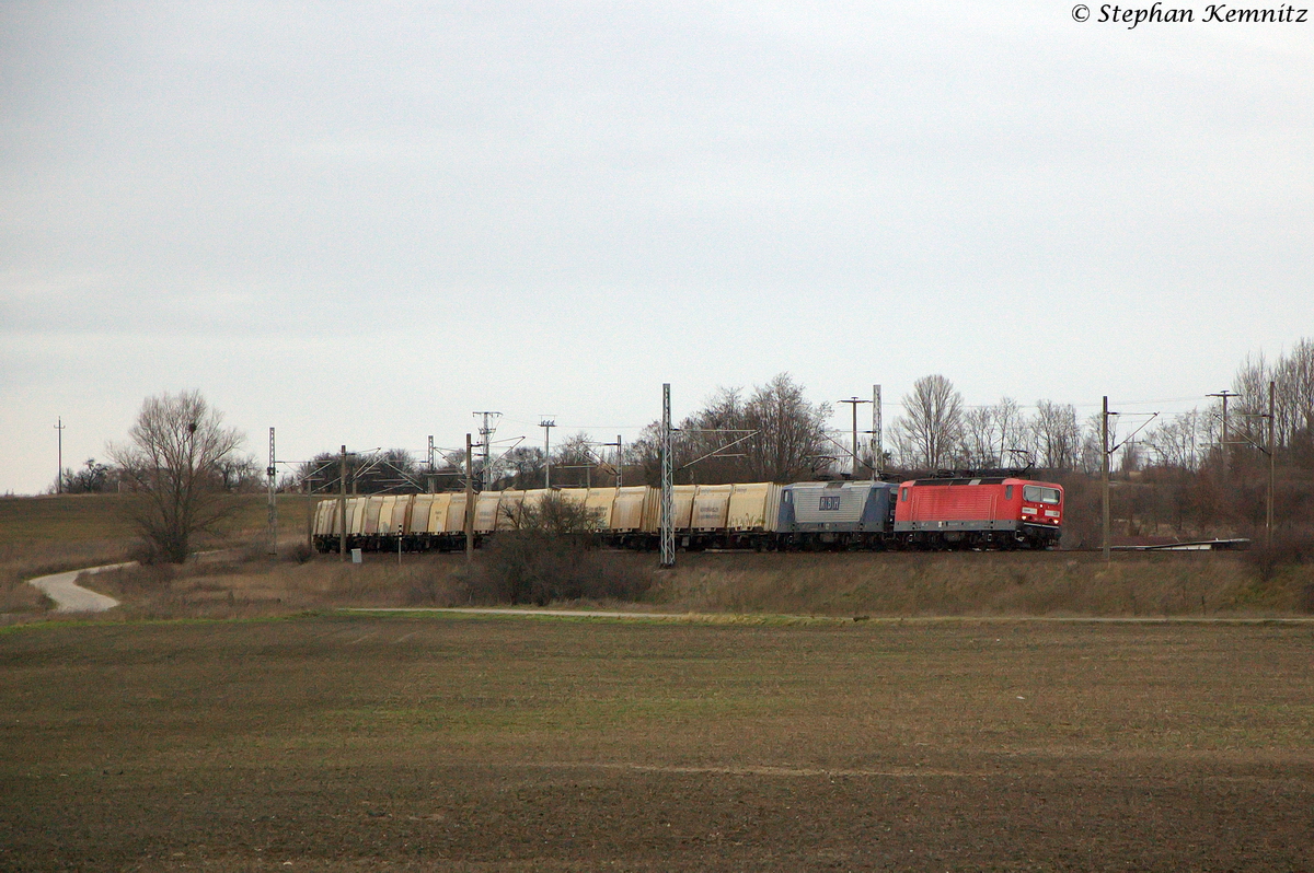 RBH 130 (143 273-1) & RBH 122 (143 950-4) mit einem leeren Hackschnitzelzug in Stendal(Wahrburg) und fuhren in Richtung Gterbahnhof weiter. 11.01.2014