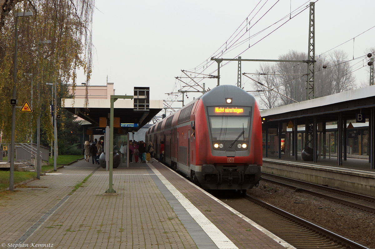 RE1 (RE 18178) von Berlin Ostbahnhof nach Brandenburg Hbf, hatte den Endbahnhof Brandenburg Hbf erreicht. Geschoben hatte die 182 011-7. 15.11.2014