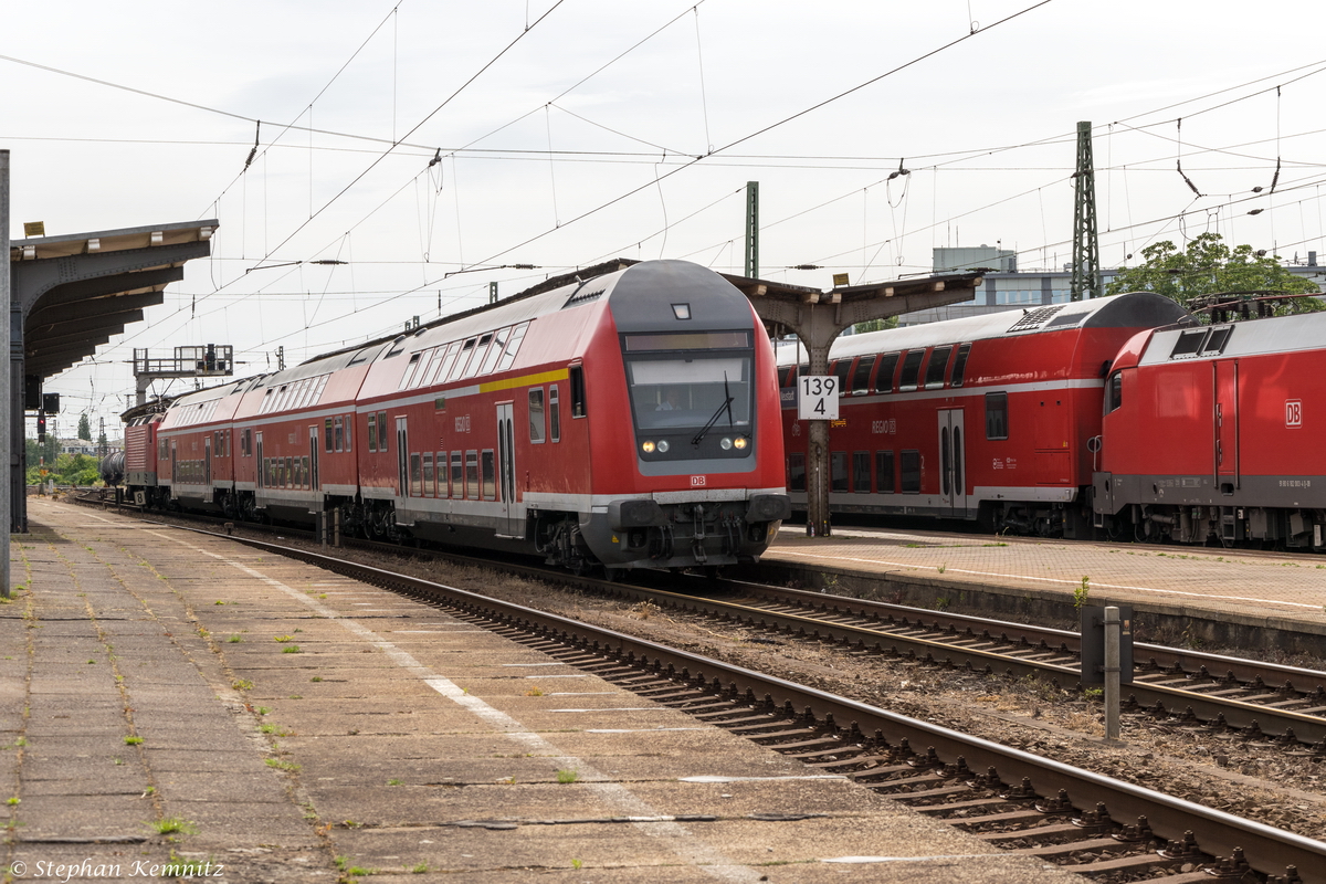 RE14  Elbexpress  (RE 17739) von Magdeburg Hbf nach Lutherstadt Wittenberg in Magdeburg-Neustadt und geschoben hatte die 143 338-2. 17.06.2015