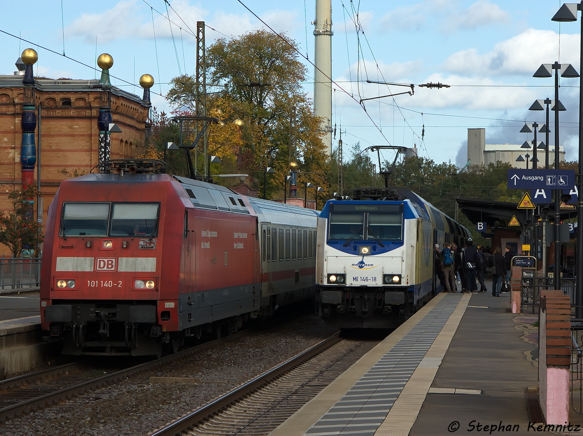 Viel Betrieb in Uelzen. Am Gleis 101 stand die 101 140-2 mit dem IC 2373 von Stralsund Hbf nach Karlsruhe Hbf und am Gleis 102 stand die ME 146-18  Burgwedel  (146 518-6) metronom Eisenbahngesellschaft mbH mit dem metronom (ME 82831) von Uelzen nach Gttingen bereit. 18.10.2013