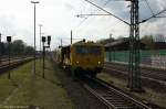 08-475 Unimat 4S der Firma Eiffage Rail kam durch Rathenow gefahren und fuhr in Richtung Wustermark weiter. 12.04.2014