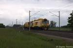 Schienenfrszug SF03 (99 80  9427 003-5 D-STRA) mit kurzem Bauzug in Vietznitz und fuhr in Richtung Nauen weiter. Netten Gru an den Tf! 21.05.2013