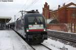 ES 64 U2 - 002 (182 502-5) MRCE Dispolok GmbH fr ODEG - Ostdeutsche Eisenbahn GmbH mit dem RE4 (RE 37319) von Rathenow nach Ludwigsfelde in Rathenow. 11.12.2012