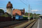 145 030-7 PRESS (145 085-7) mit einem Holzzug, bei der Durchfahrt in Rathenow und fuhr in Richtung Stendal weiter. Am Zugende hing die 482 035-3 (kalt). 27.04.2014