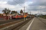 185 083-3 DB Schenker Rail Deutschland AG mit einem Containerzug, bei der Durchfahrt in Rathenow und fuhr weiter in Richtung Stendal. 17.10.2014