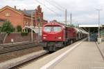 rathenow/443455/v-3305-250-008-0-hvle-- V 330.5 (250 008-0) hvle - Havelländische Eisenbahn AG mit einem Güterzug, bei der durchfahrt in Rathenow und fuhr weiter in Richtung Stendal. 28.07.2015