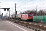 185 630-1 Alpha Trains für RheinCargo GmbH & Co. KG mit einem Kesselzug  Umweltgefährdender Stoff, flüssig  in Rathenow und fuhr weiter in Richtung Wustermark. 14.01.2016
