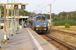 225 006-6 EGP - Eisenbahngesellschaft Potsdam mbH mit einem Arriva FLIRT 3 Triebwagen (4030 456-5) für Holland als DbZ 41780 in Rathenow weiter Richtung Stendal. 25.09.2016