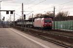 185 062-7 DB Cargo mit einem gemischtem Güterzug von Seelze nach Seddin in Rathenow. 08.03.2018