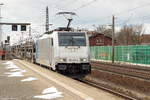 186 435-4 Railpool GmbH für HSL Logistik GmbH mit einem Toyota Autotransportzug in Rathenow und fuhr weiter in Richtung Wustermark. 20.03.2018