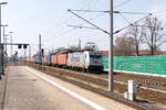 rathenow/607242/386-004-6-metrans-rail-sro-mit 386 004-6 METRANS Rail s.r.o. mit einem Containerzug von Hamburg nach Prag, wurde wegen einem Schienenbruch in Neustadt(Dosse) über Rathenow umgeleitet. 10.04.2018