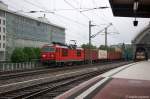 180 018-4 DB Schenker Rail Deutschland AG mit einem Containerzug in Dresden, in Richtung Heidenau unterwegs. Im Bahnhof steht 371 005-0 mit dem EC 175. 01.06.2012