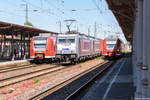 stendal/559630/386-012-9-metrans-rail-sro-mit 386 012-9 METRANS Rail s.r.o. mit der Wagenlok 386 009-5 und einem Containerzug in Stendal und fuhr weiter in Richtung Salzwedel. 02.06.2017