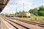 stendal/567383/221-106-8-egp---eisenbahngesellschaft-potsdam 221 106-8 EGP - Eisenbahngesellschaft Potsdam mbH mit drei Containerwagen und vier V60 in Stendal und fuhr weiter nach Wittenberge am 21.07.2017. Bei den V60 handelt es sich um 345 362-8, 345 363-6, 345 364-4 und 345 365-1.
