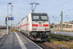 146 567-3 DB Fernverkehr AG, schob ihren IC2 Garnitur aus dem Bahnhof Stendal und fuhr weiter in Richtung Wolfsburg. 27.10.2022