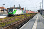 487 001-0 Salzburger Eisenbahn TransportLogistik GmbH, mit einem Containerzug in Stendal. 27.10.2022