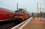 232 209-7 DB Schenker Rail Deutschland AG hatte an einem rotem Signal im Brandenburger Hbf warten mssen.