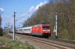 101 015-6 mit dem IC 2422  UrlaubsExpress Mecklenburg-Vorpommern  von Kln Hbf nach Seebad Heringsdorf, bei Nennhausen. 21.04.2012