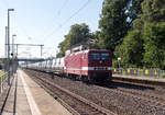 br-6143-dr-243-private/716933/243-559-2-deltarail-gmbh-mit-einem 243 559-2 DeltaRail GmbH mit einem Autotransportzug in Friesack und fuhr weiter in Richtung Wittenberge. 06.08.2020