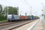 br-6143-dr-243-private/718367/243-069-2-deltarail-gmbh-mit-einem 243 069-2 DeltaRail GmbH mit einem Containerzug in Wusterwitz und fuhr weiter in Richtung Brandenburg. 14.08.2020