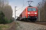 145 008-9 mit einem gemischtem Gterzug bei Nennhausen und fuhr in Richtung Wustermark weiter. 12.04.2012
