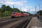 145 028-7 DB Schenker Rail Deutschland AG mit einem gemischtem Gterzug in Niederndodeleben und fuhr in Richtung Helmstedt weiter. In diesem Zug wurden auch drei Doppelstockwagen berfhrt. 28.09.2012