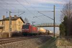 145 018-8 DB Schenker Rail Deutschland AG mit einem kurzem Gterzug in Vietznitz und fuhr in Richtung Friesack weiter. 18.04.2013