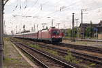 182 021-6 mit dem IRE 4277  Berlin-Hamburg-Express  von Hamburg Hbf nach Berlin Hbf (tief), bei der Einfahrt in Stendal. 21.07.2017