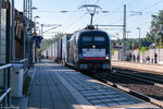 ES 64 U2 - 037 (182 537-1) MRCE Dispolok GmbH für ERSR - ERS Railways B.V. mit dem KLV  DSV  in Bienenbüttel und fuhr weiter in Richtung Lüneburg. 19.08.2016
