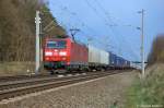 185 015-5 mit einem Containerzug bei Nennhausen und fuhr in Richtung Rathenow weiter.