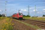 185 062-7 DB Schenker Rail Deutschland AG mit der Wagenlok 233 285-6 in Satzkorn und fuhr in Richtung Golm weiter. 17.08.2012