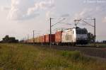 185 548-5 ITL - Eisenbahngesellschaft mbH mit einem Containerzug in Vietznitz und fuhr in Richtung Nauen weiter.