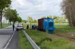 V10 102 Prignitzer Kleinbahnmuseum Lindenberg e. V. mit einem kurzem Bauzug bei Klenzenhof. Der Verein ist dabei eine Telegrafenleitung nach Lindenberg wieder aufzubauen. 14.05.2015