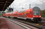 Aus der Abstellung kommt der RE15 (RE 17058) von Dresden Hbf nach Hoyerswerda und fhrt in den Bahnhof ein. Geschoben hatte die 143 093-3. 01.06.2012
