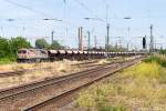 havellandische-eisenbahn-ag-hvle/436822/v-3006-250-003-1-hvle-- V 300.6 (250 003-1) hvle - Havelländische Eisenbahn AG mit einem Facs Ganzzug in Magdeburg-Neustadt und fuhr weiter in Richtung Hauptbahnhof. 17.06.2015