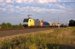 152 196-2 ITL - Eisenbahngesellschaft mbH mit der Wagenlok 185 503-0 und einem Getreidezug in Vietznitz und fuhr in Richtung Wittenberge weiter. 17.08.2013