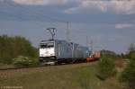 185 562-6 ITL - Eisenbahngesellschaft mbH mit der Wagenlok 185 548-5 und einem Containerzug in Stendal und fuhr in Richtung Salzwedel weiter. 29.04.2014