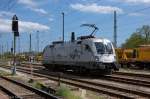ES 64 U2 - 102 (182 602-3) HUPAC fr Raildox GmbH & Co. KG stand in Stendal. 20min spter setzte sie sich an einen leeren Holzzug und fuhr mit diesem in Richtung Rathenow weg. 27.04.2012
