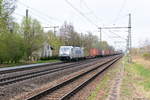 METRANS Rail s.r.o./607790/386-002-0-metrans-rail-sro-mit 386 002-0 METRANS Rail s.r.o. mit einem Containerzug von Hamburg nach Prag in Friesack. 15.04.2018